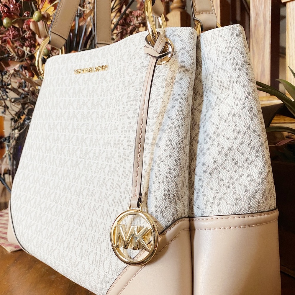 SALE‼️ 👜💕Michael Kors Large Tote+ Wallet SET - Picture 4 of 8